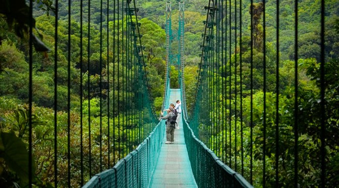 Regala Aventura: Destinos de Deportes Extremos en Costa Rica para una Navidad Inolvidable</strong>
