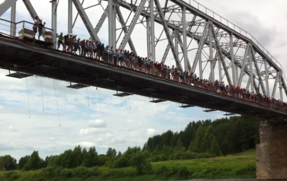 Rusia: Alcanzan récord de puenting en masa