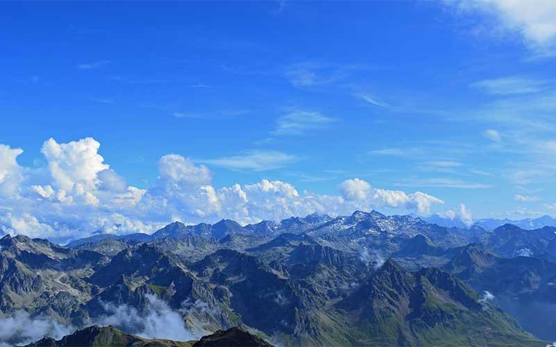 Los Pirineos, la gran cordillera montañosa del norte que separa España del resto de Europa