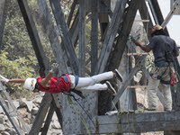 ¿Te imaginas hacer puenting desde las líneas del tren?